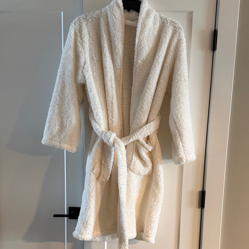 Women’s Pottery Barn Cozy White Sherpa Robe one size